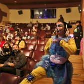 Artista de Nidos durante función en el Teatro El Parque
