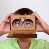 Niño jugando con unos lentes hechos de cartón