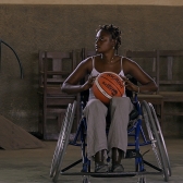 Mujer deportista en silla de ruedas 