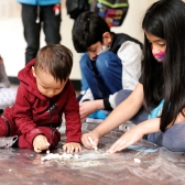 Niños de diferentes edades jugando en el museo