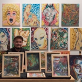 El stand de un artista de las FLA con muchas pinturas y retratos coloridos.