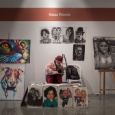 Stand de las FLA con la obra del artista Oscar Pineda, hay pinturas y dibujos