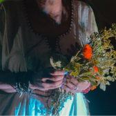 Manos de actriz sosteniendo flores