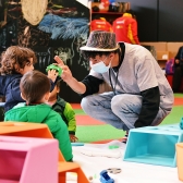 Artista jugando con los niños en la FILBo 2022