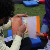 Imagen de personas interactuando en torno a la Cicla Literaria en un parque.