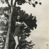 Foto de Dora Castellanos en su juventud, durante su luna de miel.