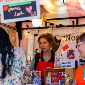 Emprendedores en el stand con sus ilustraciones