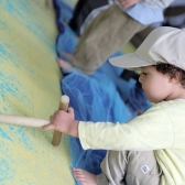 niño en experiencia artística