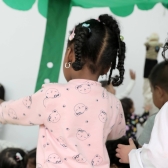 niña en jardín afro