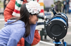 Observando por telescopio.