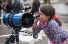 Observando por telescopio.