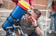 Observando por telescopio.