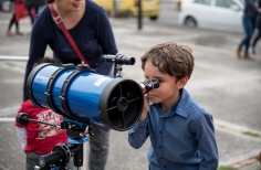 Observando por telescopio.