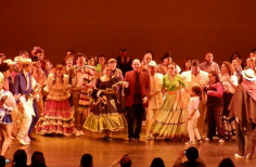 César Monroy con grupo de danza folclórica