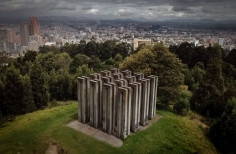 Como estas columnas en nuestra amada ciudad: juntos, fuertes, rodeados de nuestras historias y paisajes, hoy y todos los días decimos #BogotáNoSeRinde.