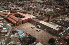 Nuestra ciudad sigue abierta. Abierta a la esperanza, abierta a los sueños. Abierta como sus plazas. En tiempos de autocuidado, abrimos nuestros corazones porque #BogotáNoSeRinde.