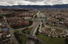 "Si se mira a cualquier punto cardinal de Bogotá, da la sensación de que la ciudad es inagotable, que no te cabe adentro; pero ella te permite habitarla. #BogotáNoSeRinde "