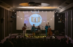 Zazous presenta 13 lunas en el estudio Gaitán. Zazous presenta 13 lunas en el estudio Gaitán.