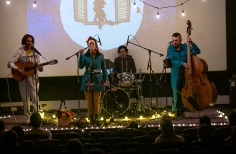 Zazous presenta 13 lunas en el estudio Gaitán. Zazous presenta 13 lunas en el estudio Gaitán.