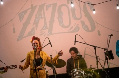 Zazous presenta 13 lunas en el estudio Gaitán. Zazous presenta 13 lunas en el estudio Gaitán.