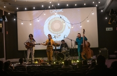 Zazous presenta 13 lunas en el estudio Gaitán. Zazous presenta 13 lunas en el estudio Gaitán.