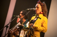 Zazous presenta 13 lunas en el estudio Gaitán. Zazous presenta 13 lunas en el estudio Gaitán.