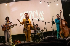 Zazous presenta 13 lunas en el estudio Gaitán. Zazous presenta 13 lunas en el estudio Gaitán.