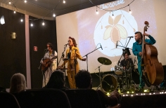 Zazous presenta 13 lunas en el estudio Gaitán. Zazous presenta 13 lunas en el estudio Gaitán.