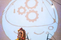 Zazous presenta 13 lunas en el estudio Gaitán. Zazous presenta 13 lunas en el estudio Gaitán.