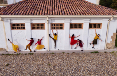Bailarines en la fachada de La Casona 