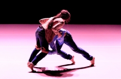 La franja del Gaitán Escénico presentará en el Teatro Jorge Eliécer Gaitán La desnudez, una obra del coreógrafo español Daniel Abreu.