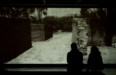 Dos personas contemplan una videoproyección de Barro dentro de la Galería Santa Fe. Foto Mónica Torregrosa / Idartes.