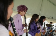 Mujer joven tocando el clarinete