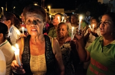 Mujeres reunidas con velas en las manos. Fotografía: Daniel Roa.