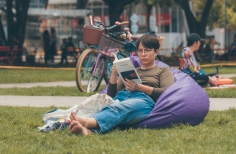 Mujer leyendo sentada en el Pícnic Literario. Foto: Cristhian Pérez / Idartes.