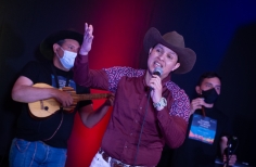Daniel Hernández cantando en la Sala Gaitán