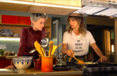 Dos mujeres hablando en la cocina