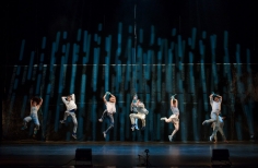 Seis bailarines en escena durante la obra Dinamov