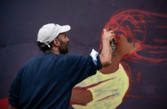 Hombre pintando pared 