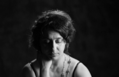 Mujer en una foto a blanco y negro 