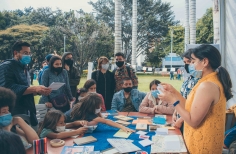 Persontas en un taller de edición comunitaria. Foto: Idartes.