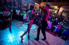Bailarines de salsa en Casa de Citas 