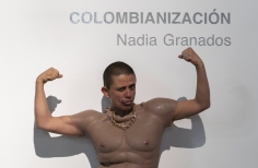 Hombre mostrando  musculatura en Colombianización - Nadia Granados