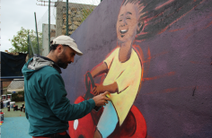 Artista pintando un mural 