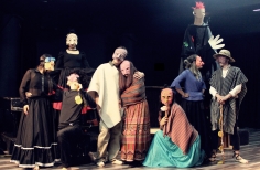 Escena de obra La Flor de amate con 9 personajes con máscaras