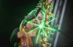 mujer tocando arpa