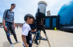 Personas observando por telescopio.