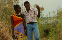 Mujer y hombre en un campo hablando y riendo 