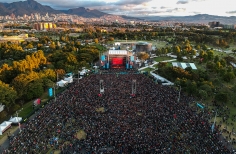 Foto aérea multitud rock al parque
