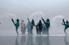 Hombres bailando sobre agua 